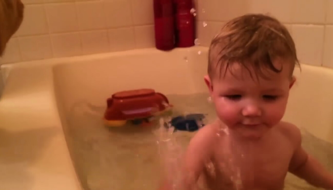 第二のママ 赤ちゃんのお風呂を手伝うラブラドールが優しすぎる 動画 Retriever Life レトリーバーライフ